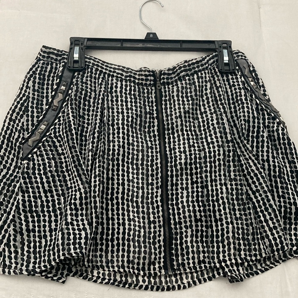 Light and lined short BCBG skirt